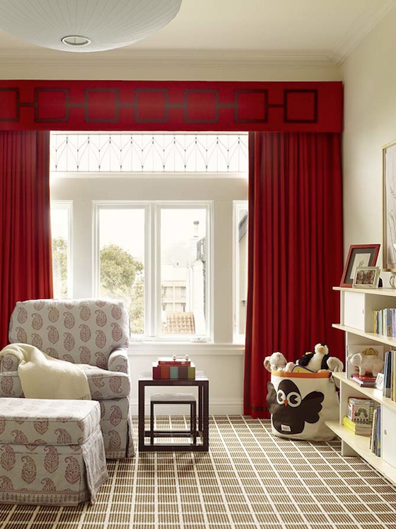Красные шторы – яркое решения для интерьера