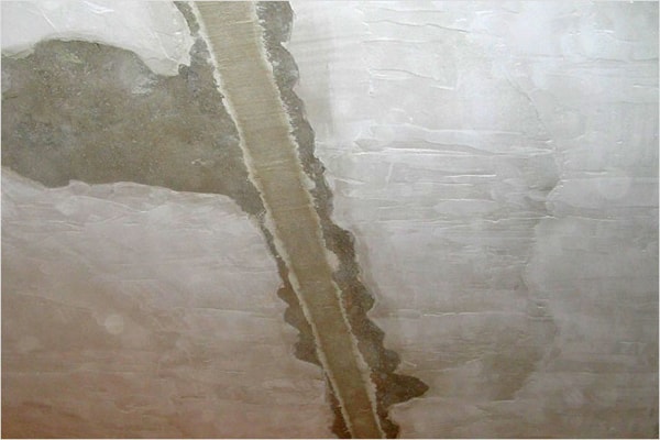 Заделка швов между панелями на потолке