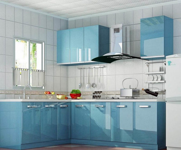 кухня с голубыми фасадами
